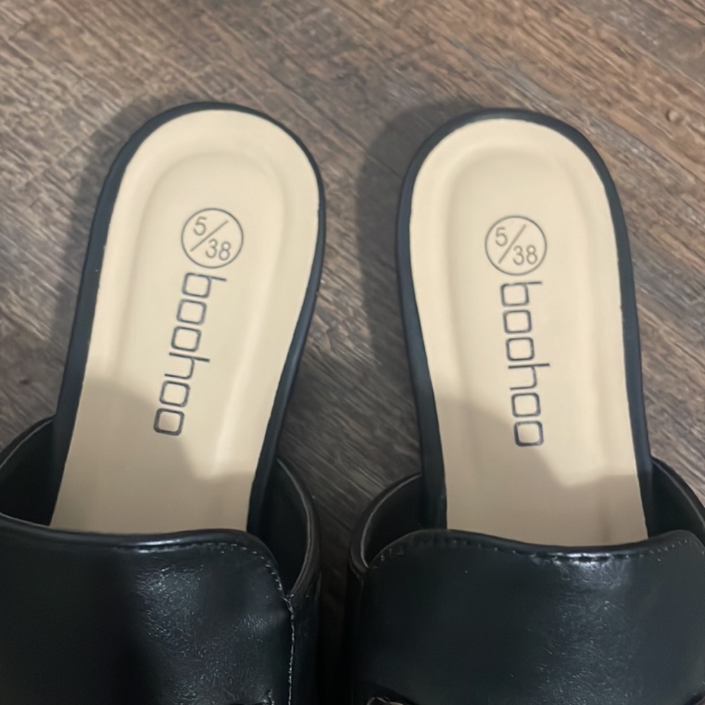 Boohoo size 5 loafers with gold bar - Picture 3 of 3
